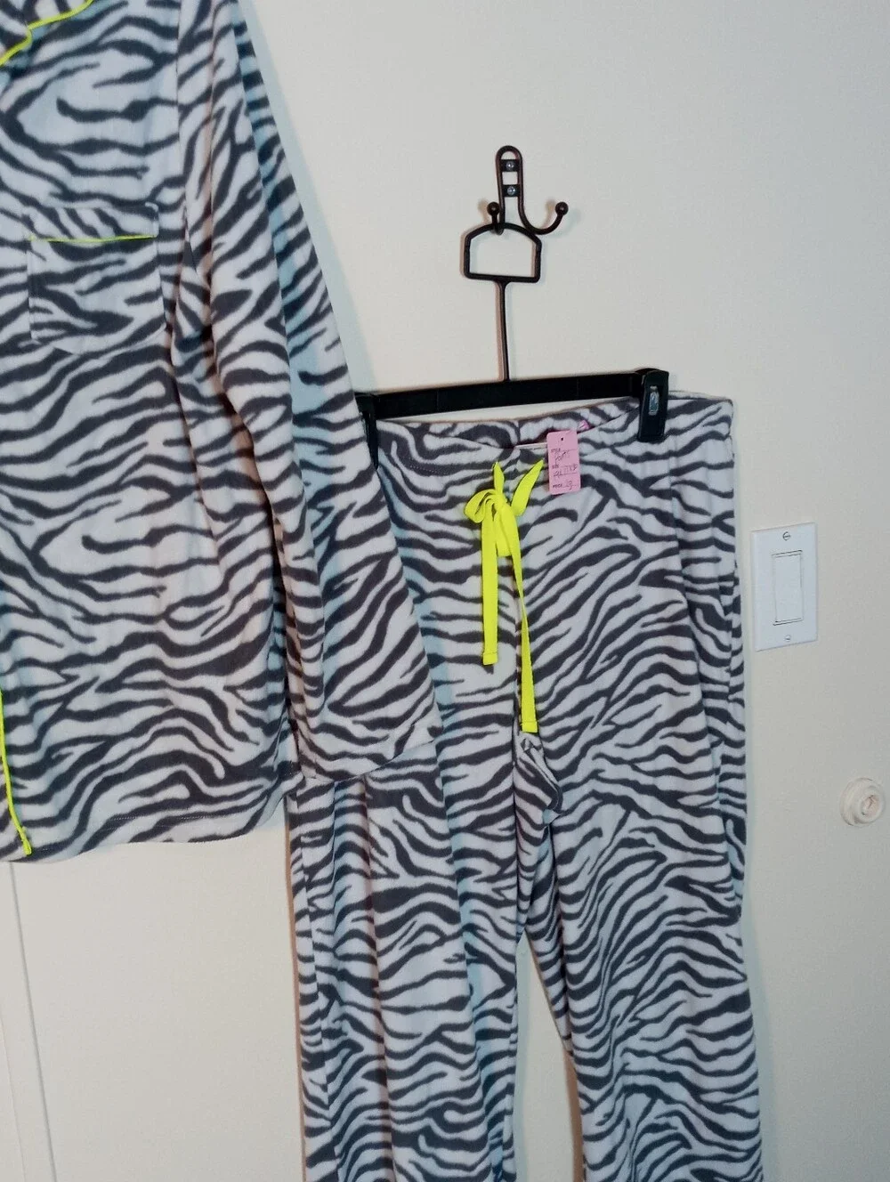 Gorgeous Sonoma Large Tiger Striped Long Sleeve pajama set